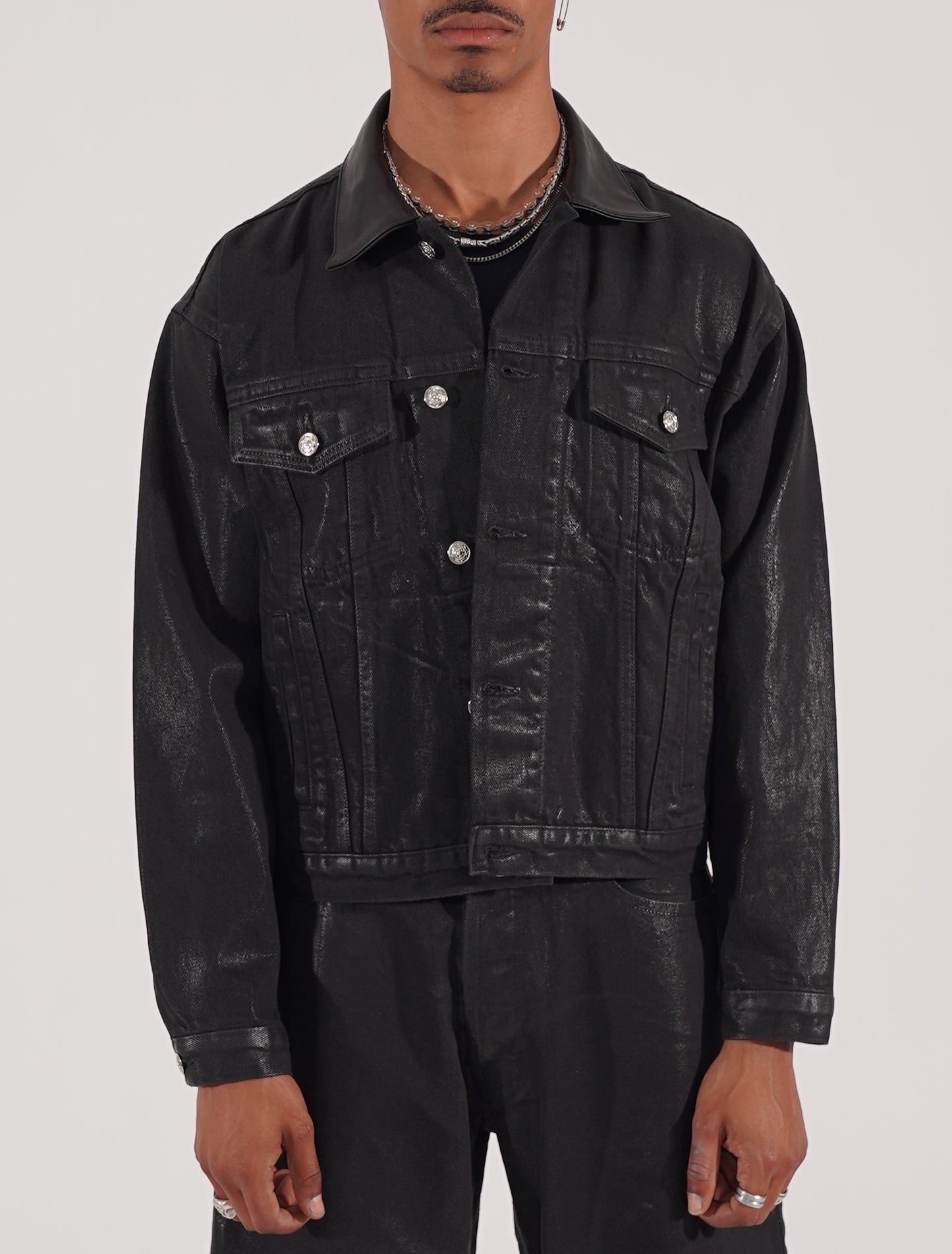 Brennende Gummijacke